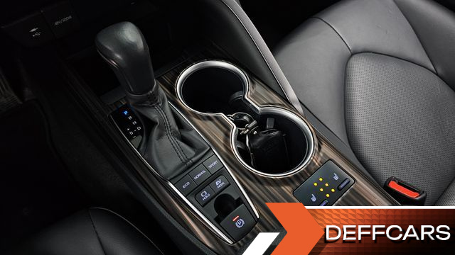 Toyota CAMRY 2.5 XLE Hybrid купить на сайте DeffCars