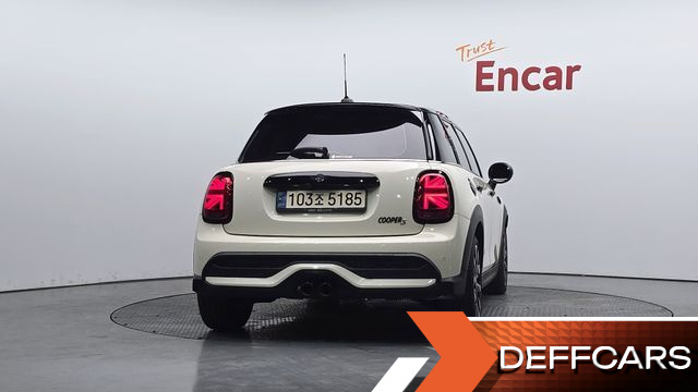Mini COOPER 5Door Classic Launch Pack Third Generation купить на сайте DeffCars