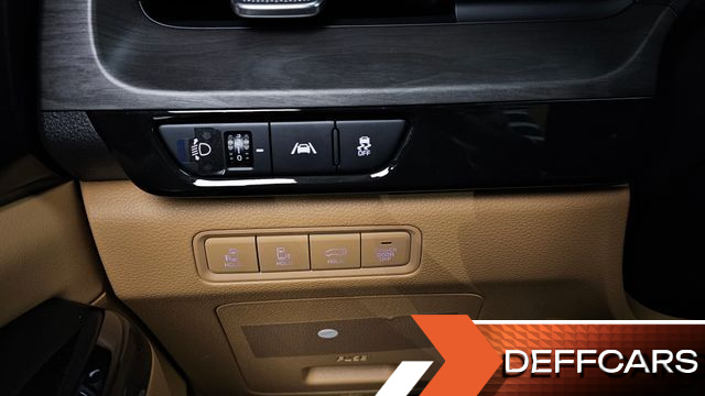 Kia CARNIVAL Gasoline 7-Seater Signature купить на сайте DeffCars