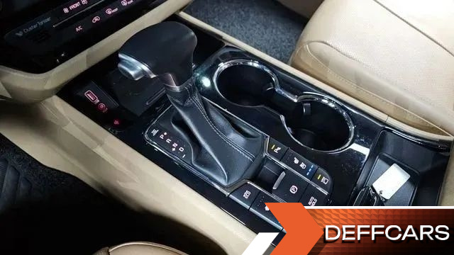 Kia CARNIVAL 7-Seater Limousine President купить на сайте DeffCars