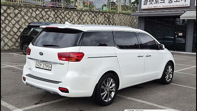 Kia CARNIVAL 9-Seater Noblesse Special купить на сайте DeffCars