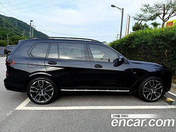 BMW X7 xDrive 40i M Sport 6STR BMW X7 xDrive 40i M Sport 6STR купить по цене 13 751 308.82 ₽  на сайте DeffCars